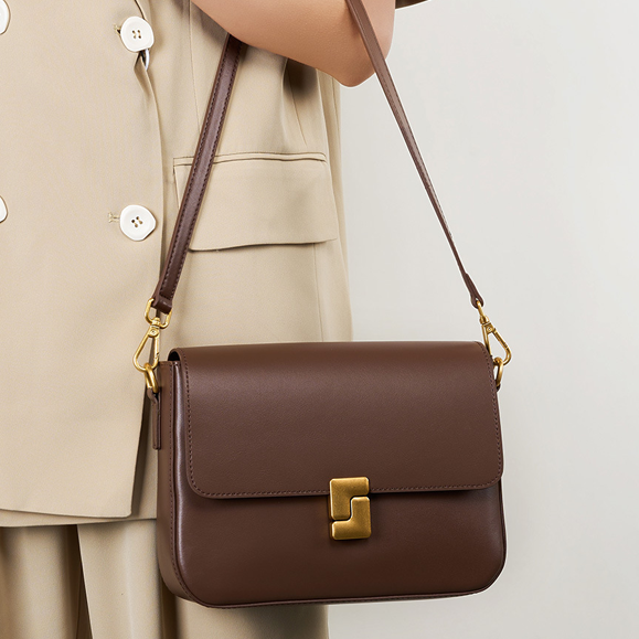 THE DUAL-STRAP VERSATILE FLAP BAG